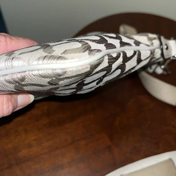 Coach   Rare Crossbody bag  Horse & carriage logo  cream/silvery gray leather tr - Picture 12 of 13